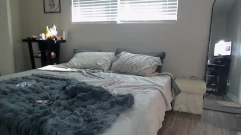 zoeemonroe online show from October 19, 2025, 2:18 pm