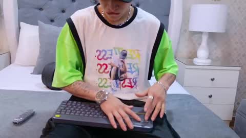 Zoe Krug online show from September 27, 2025, 12:10 pm