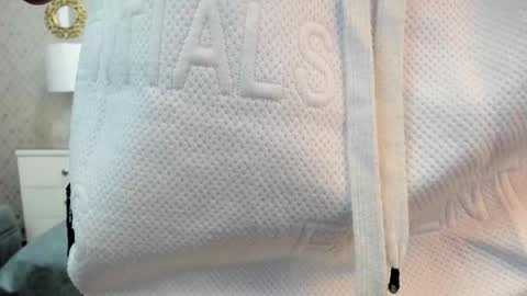 Zoe Krug online show from September 30, 2025, 11:48 am