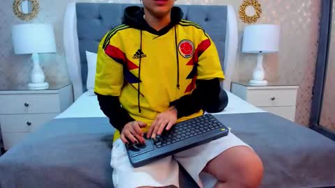 Zoe Krug online show from October 11, 2025, 11:53 am