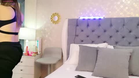 ZoeWilliis online show from April 26, 2026, 11:30 am