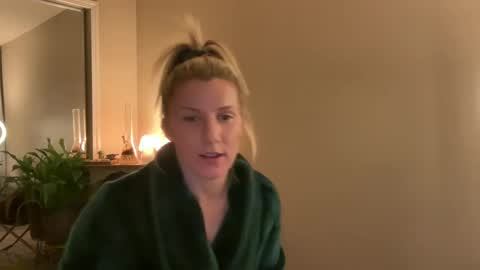 Snapshot of zoeydanner chatting on February 7, 2025, 4:37 am Zoeydanner online show from February 7, 2025, 4:37 am