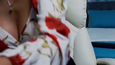 Zoey online show from September 23, 2025, 4:21 pm