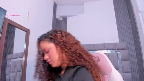 Snapshot of zulyjones chatting on October 24, 2025, 12:01 pm Zuly online show from October 24, 2025, 12:01 pm