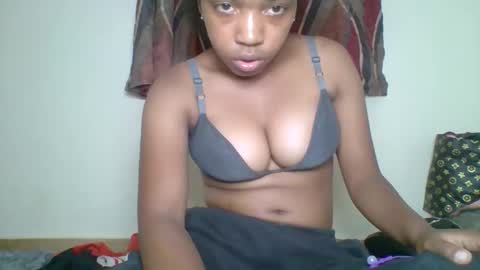 zyraelle_01 online show from April 25, 2026, 5:21 pm