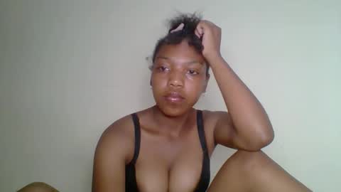 zyraelle_01 online show from May 4, 2026, 10:28 pm