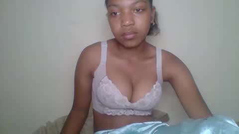 zyraelle_01 online show from May 15, 2026, 8:49 pm
