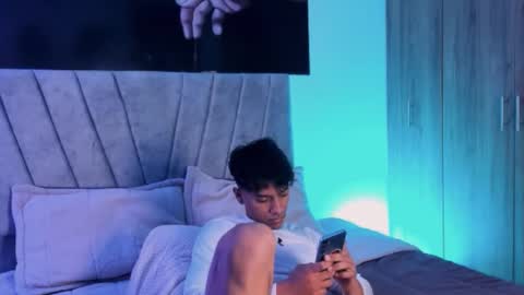 zyzz_1812 online show from October 17, 2025, 6:32 pm