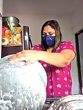 MOM-SUN-COUPLE online show from September 26, 2025, 9:35 am