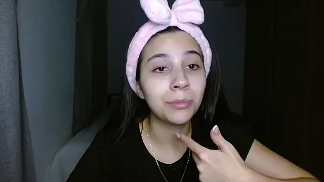 mia  lopez  online show from November 13, 2025, 4:11 am