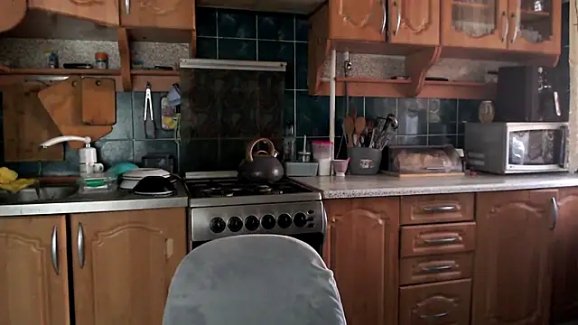 uliastar online show from November 15, 2025, 6:22 am