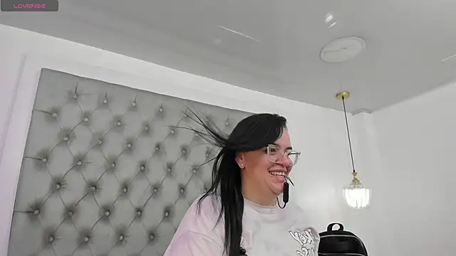 anette cooper online show from June 19, 2026, 3:44 am