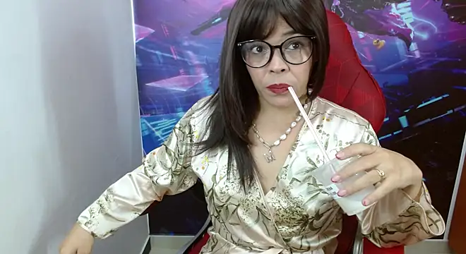 Abril Beltran  online show from February 9, 2025, 3:12 pm