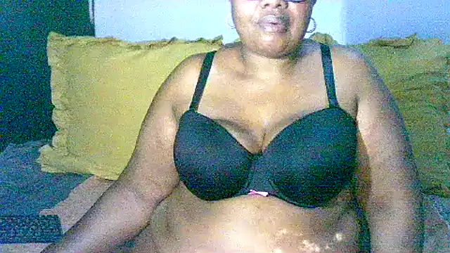 Snapshot of YELLOW_BONE chatting on October 5, 2025, 8:29 pm YELLOW BONE online show from October 5, 2025, 8:29 pm