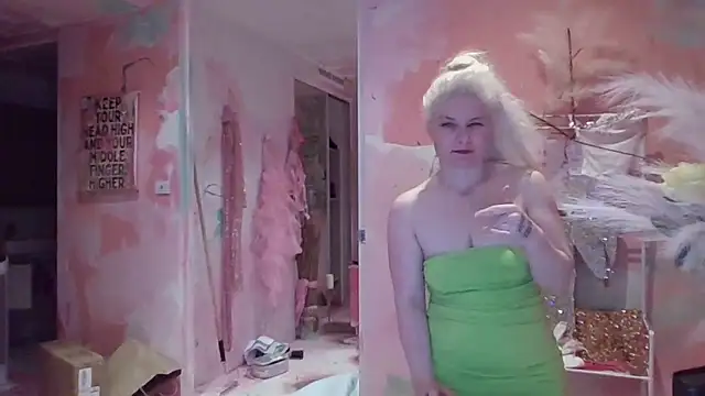 Snapshot of qvncrazy chatting on October 2, 2025, 1:40 pm qvncrazy online show from October 2, 2025, 1:40 pm