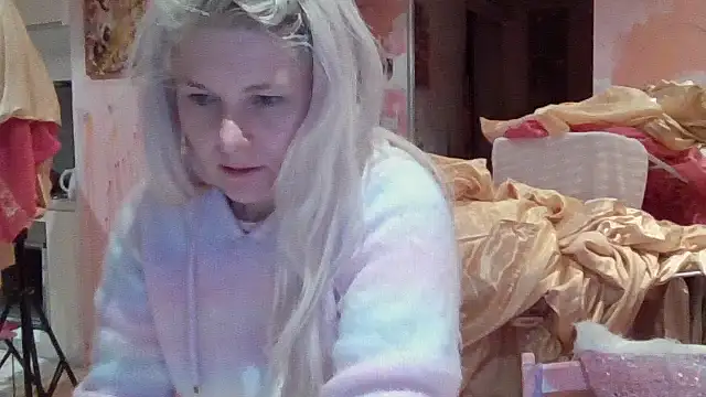 Snapshot of qvncrazy chatting on October 28, 2025, 9:13 am qvncrazy online show from October 28, 2025, 9:13 am