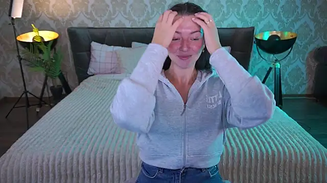 EmilyHalls online show from September 12, 2025, 6:02 am