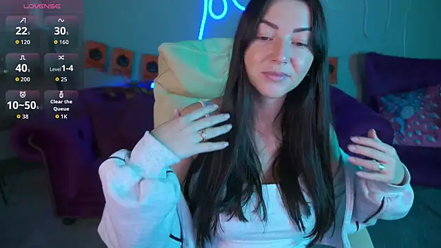 EmilyHalls online show from October 31, 2025, 7:09 am