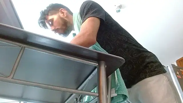 JohanyLatino online show from February 21, 2025, 1:00 am