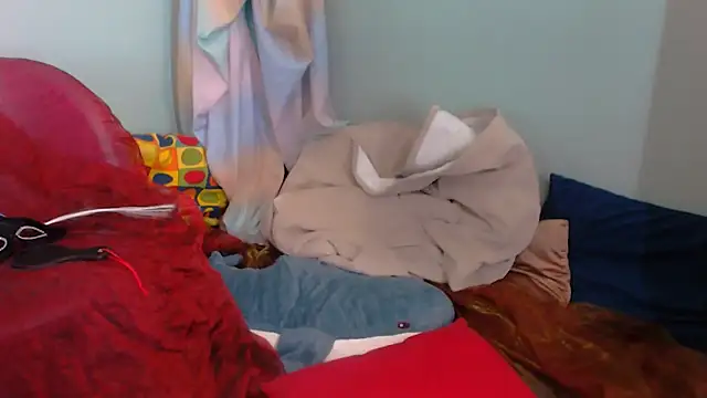 EverlyRays online show from December 15, 2025, 5:28 pm