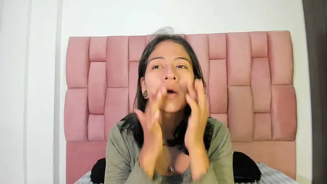 JuliKim  online show from September 29, 2025, 1:05 pm