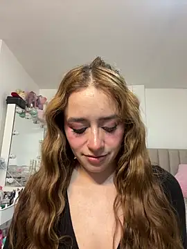 Natalia Suarez online show from May 3, 2026, 1:22 am