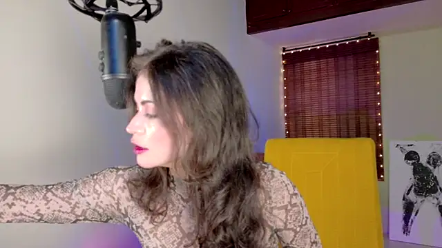 Snapshot of Emma__Blanco chatting on October 2, 2025, 4:47 pm Emma  Blanco online show from October 2, 2025, 4:47 pm