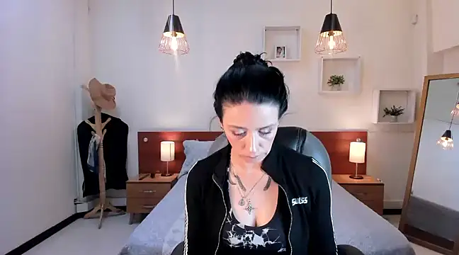 Kristen Garner online show from December 20, 2024, 5:29 pm