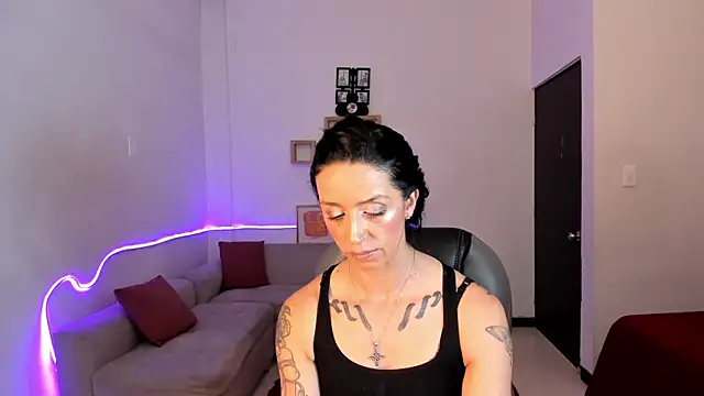 Kristen Garner online show from November 28, 2025, 8:33 pm