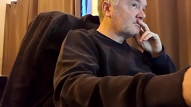 Snapshot of MichOxxford chatting on October 30, 2025, 12:01 am MichOxxford online show from October 30, 2025, 12:01 am