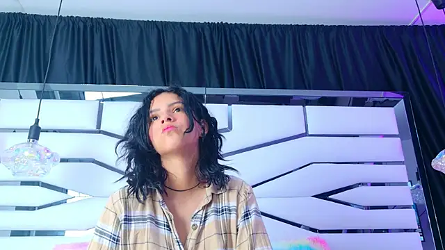 Iris Ross  online show from March 11, 2025, 11:23 am