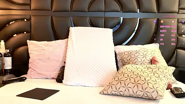 Snapshot of Iris_Ross_ chatting on March 10, 2026, 7:19 pm Iris Ross online show from March 10, 2026, 7:19 pm