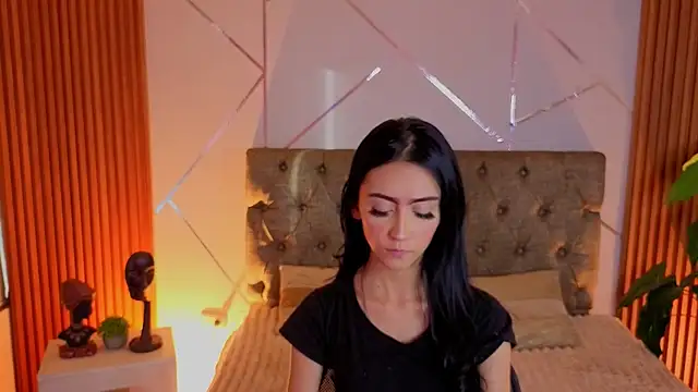 Coralinnee  online show from July 17, 2026, 10:03 pm