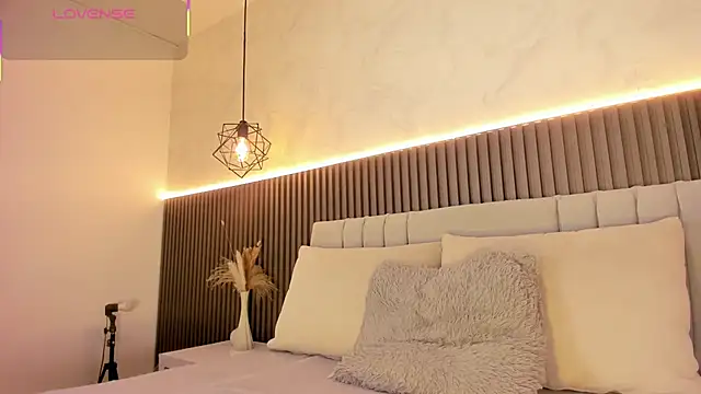 SHANONCLARK online show from October 6, 2025, 7:00 pm