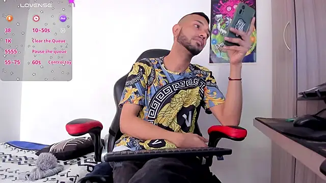 Snapshot of Aron_Baylor chatting on September 28, 2025, 8:14 pm Aron Baylor online show from September 28, 2025, 8:14 pm