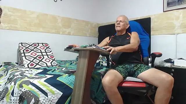 VALENTINO1983  online show from November 8, 2025, 2:45 am