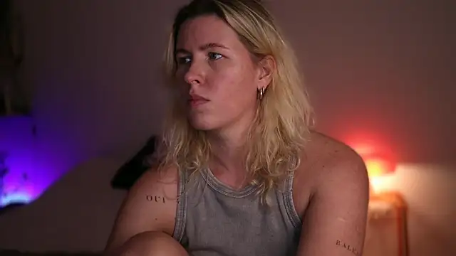 Snapshot of moonamii chatting on September 17, 2025, 4:41 pm moonamii online show from September 17, 2025, 4:41 pm