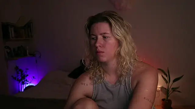 Snapshot of moonamii chatting on September 26, 2025, 4:22 pm moonamii online show from September 26, 2025, 4:22 pm