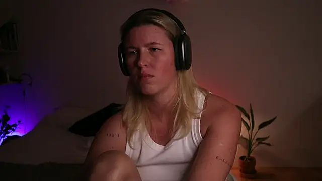 Snapshot of moonamii chatting on September 29, 2025, 7:40 pm moonamii online show from September 29, 2025, 7:40 pm