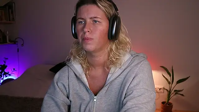 Snapshot of moonamii chatting on October 3, 2025, 5:21 pm moonamii online show from October 3, 2025, 5:21 pm