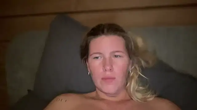 Snapshot of moonamii chatting on October 6, 2025, 11:46 pm moonamii online show from October 6, 2025, 11:46 pm