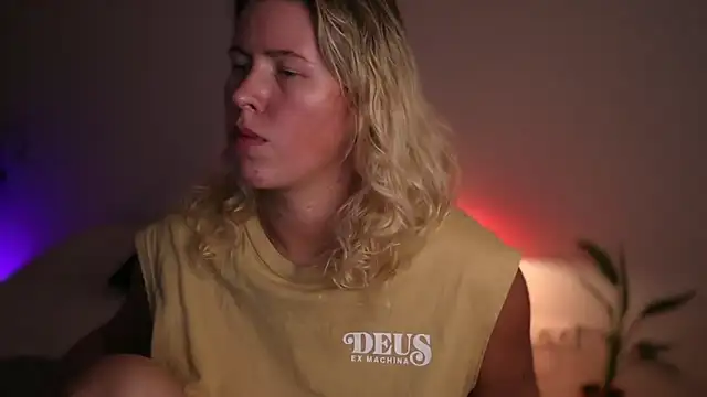 Snapshot of moonamii chatting on October 7, 2025, 7:33 pm moonamii online show from October 7, 2025, 7:33 pm