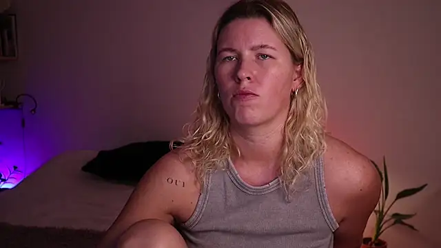 Snapshot of moonamii chatting on October 8, 2025, 4:37 pm moonamii online show from October 8, 2025, 4:37 pm