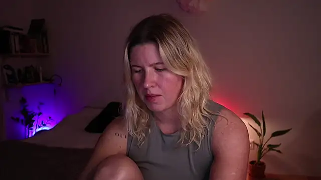 Snapshot of moonamii chatting on October 14, 2025, 6:20 pm moonamii online show from October 14, 2025, 6:20 pm