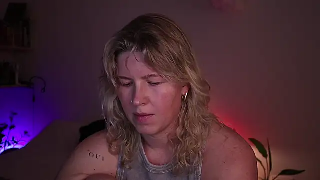 Snapshot of moonamii chatting on October 21, 2025, 5:13 pm moonamii online show from October 21, 2025, 5:13 pm