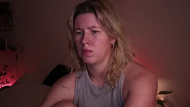 Snapshot of moonamii chatting on October 27, 2025, 6:23 pm moonamii online show from October 27, 2025, 6:23 pm