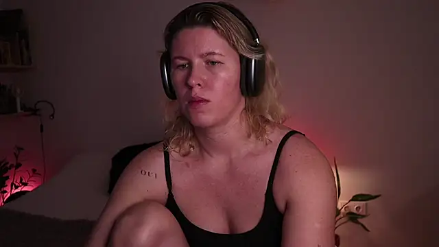 Snapshot of moonamii chatting on October 29, 2025, 12:40 pm moonamii online show from October 29, 2025, 12:40 pm