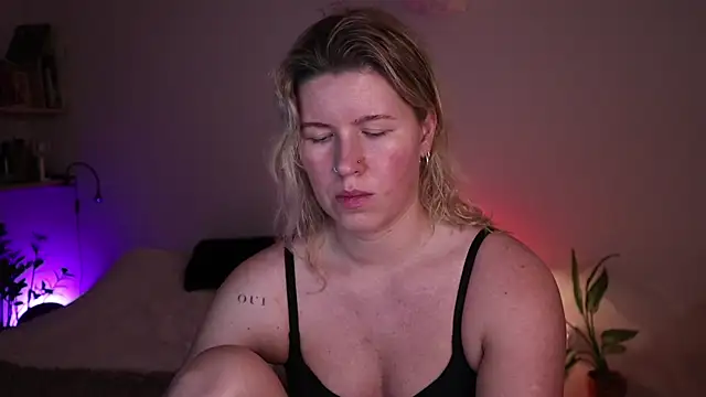 moonamii online show from November 13, 2025, 6:40 pm