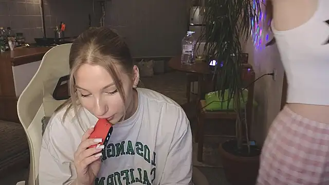 MiaKeler online show from March 6, 2025, 1:57 pm