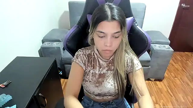 Snapshot of LuisaReyes_2911 chatting on March 17, 2025, 2:52 am LuisaReyes 2911 online show from March 17, 2025, 2:52 am